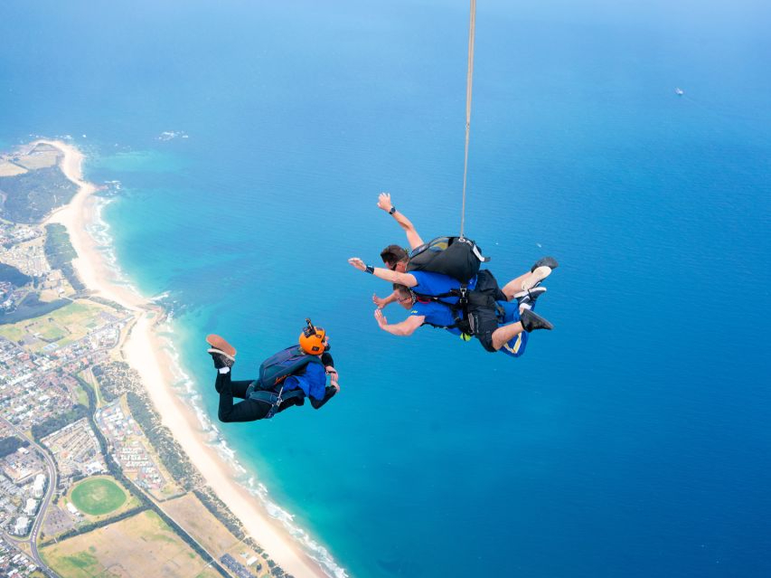 Sydney, Wollongong: 15,000-Foot Tandem Beach Skydive